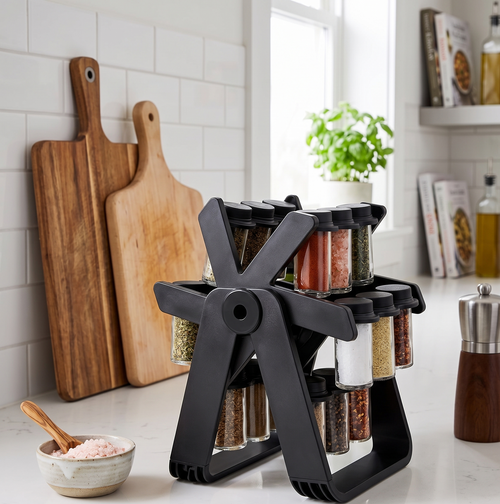 Mujer usando organizador en cocina rústica